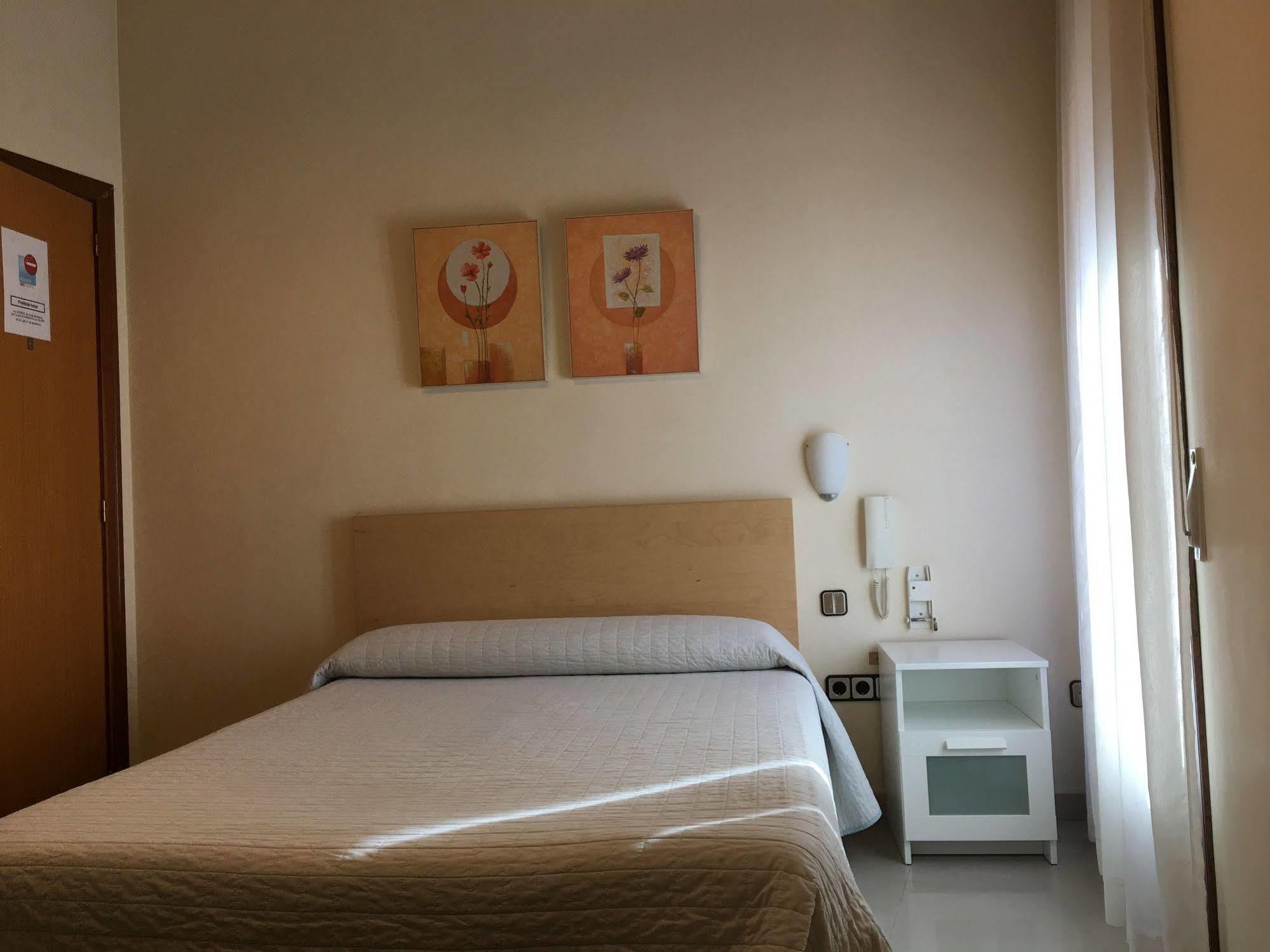 Hostal Cervantes Valdemoro Exterior photo