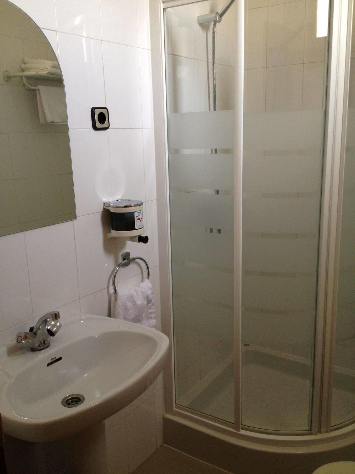 Hostal Cervantes Valdemoro Exterior photo