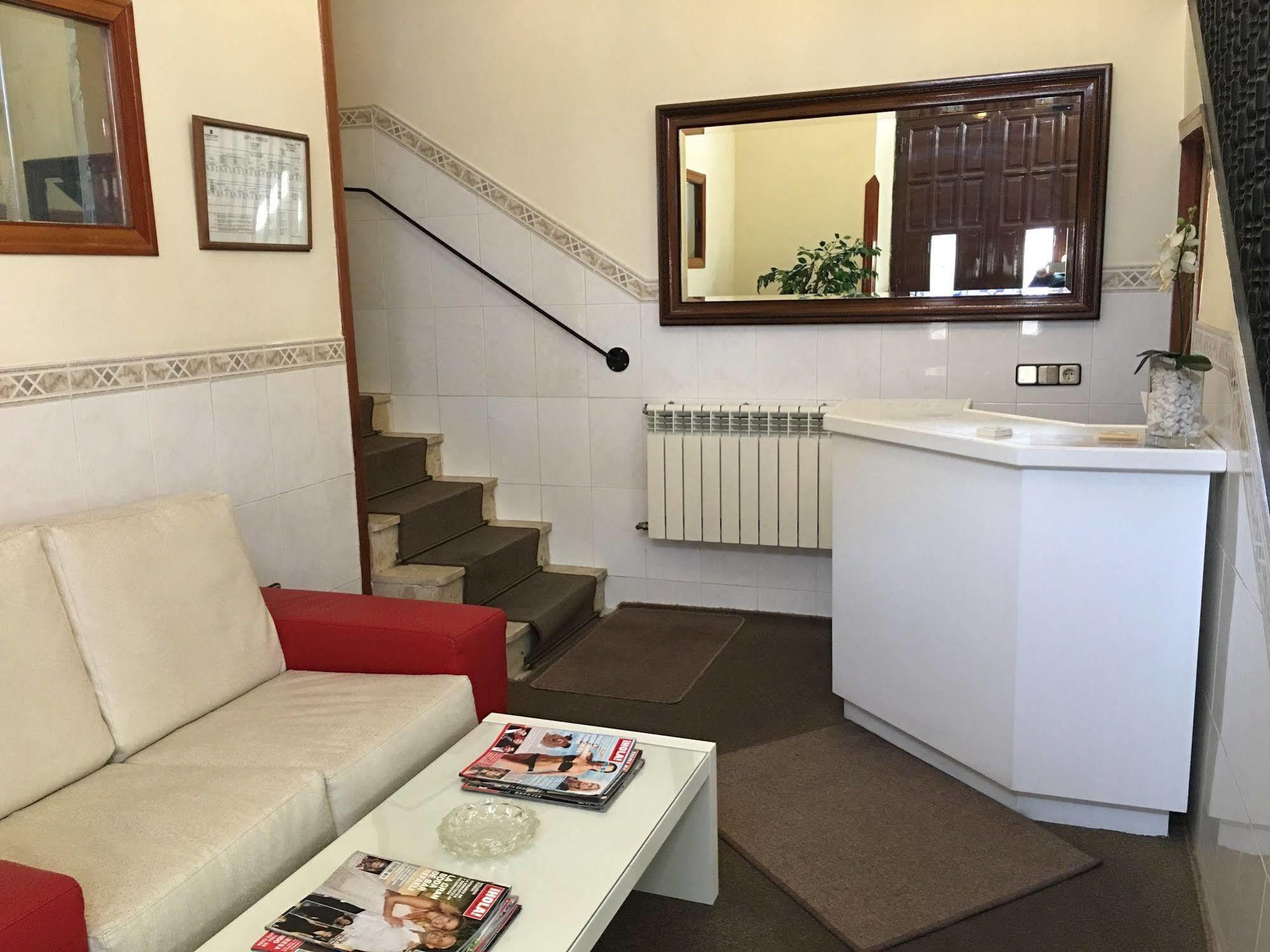 Hostal Cervantes Valdemoro Exterior photo