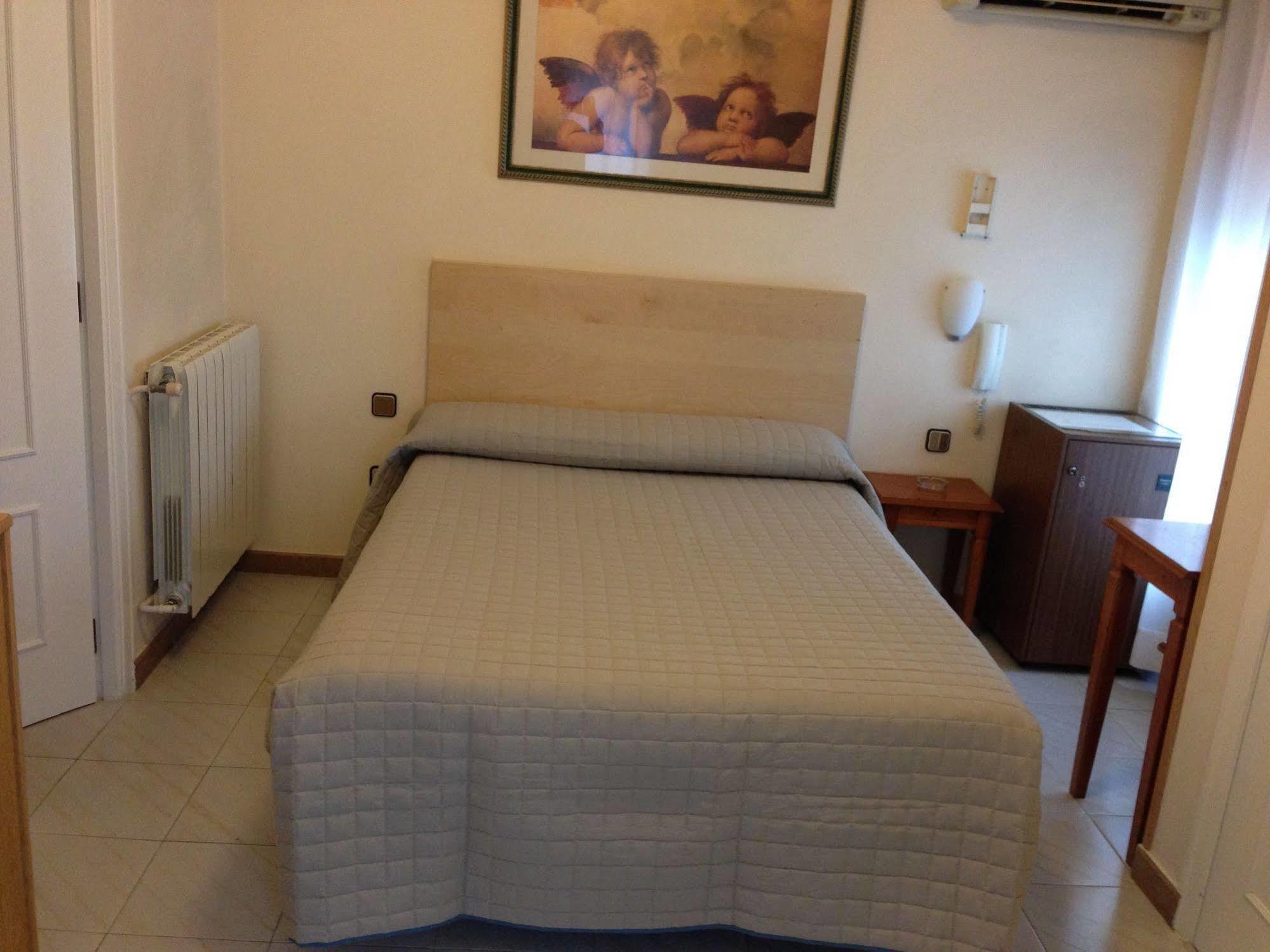 Hostal Cervantes Valdemoro Exterior photo