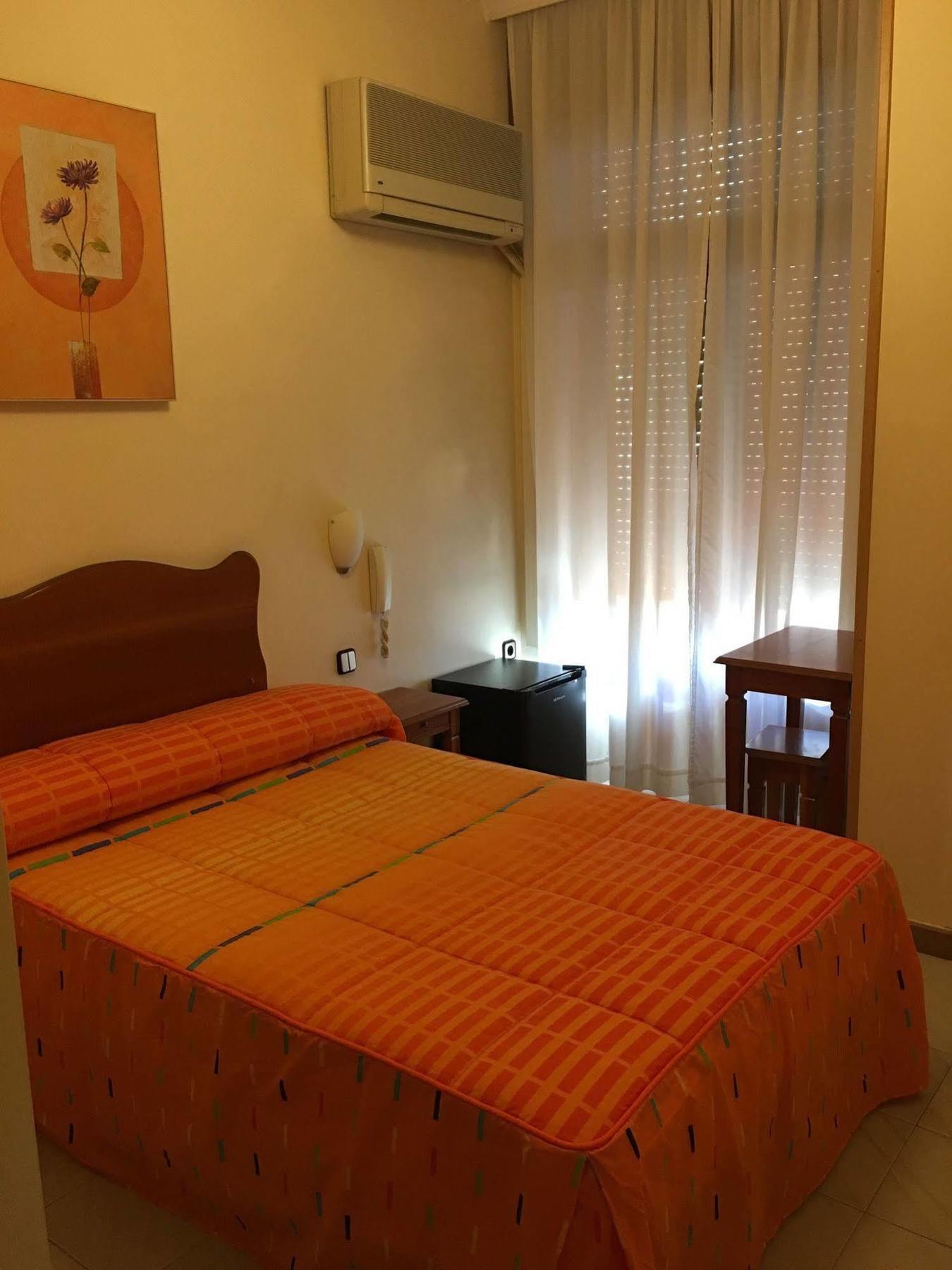 Hostal Cervantes Valdemoro Exterior photo