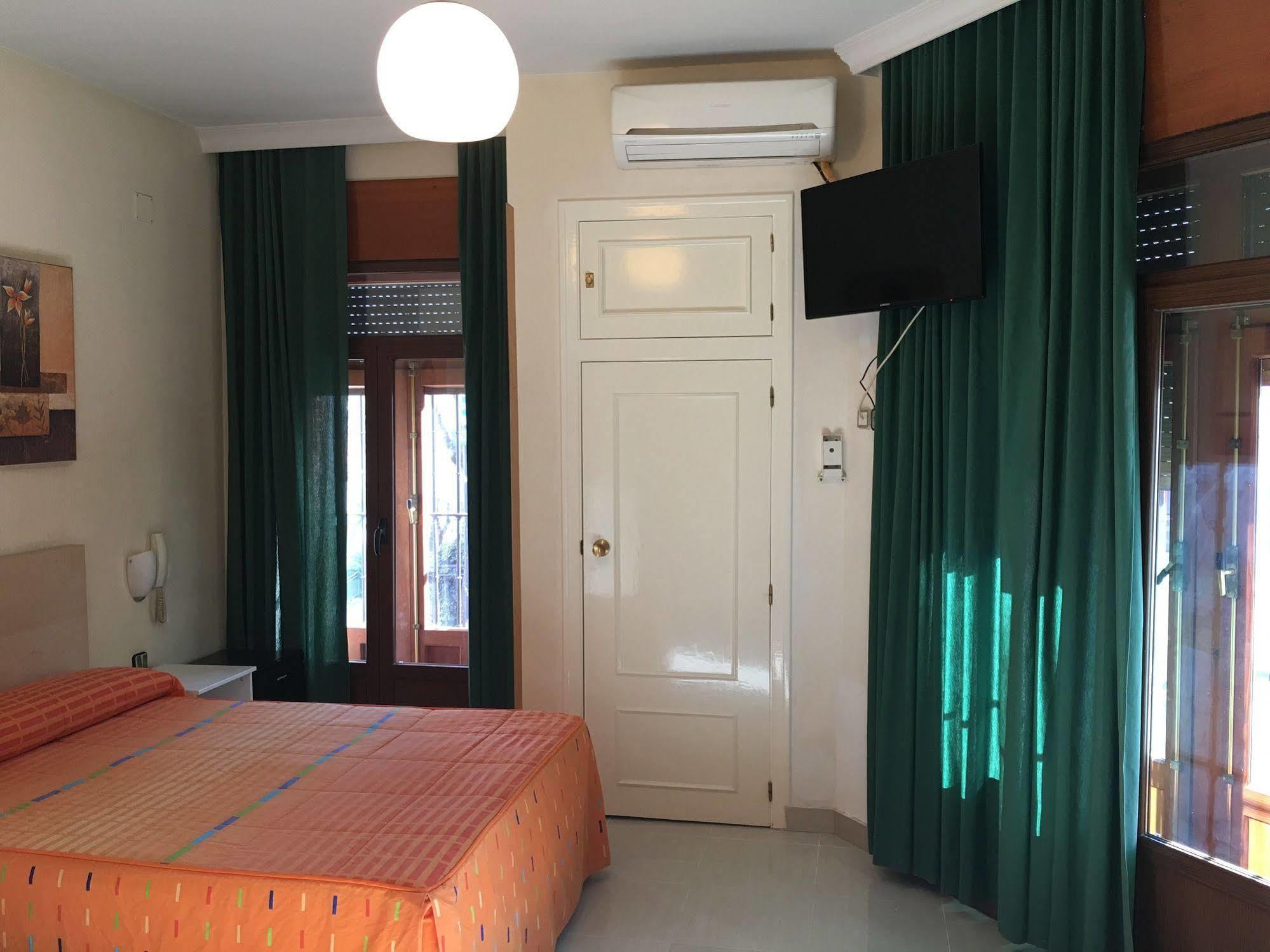 Hostal Cervantes Valdemoro Exterior photo