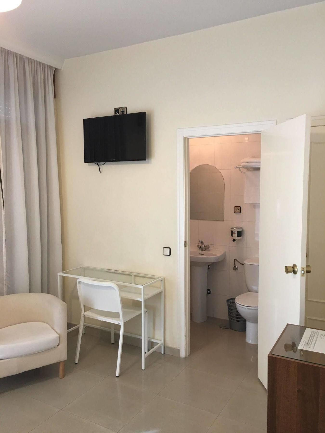 Hostal Cervantes Valdemoro Exterior photo