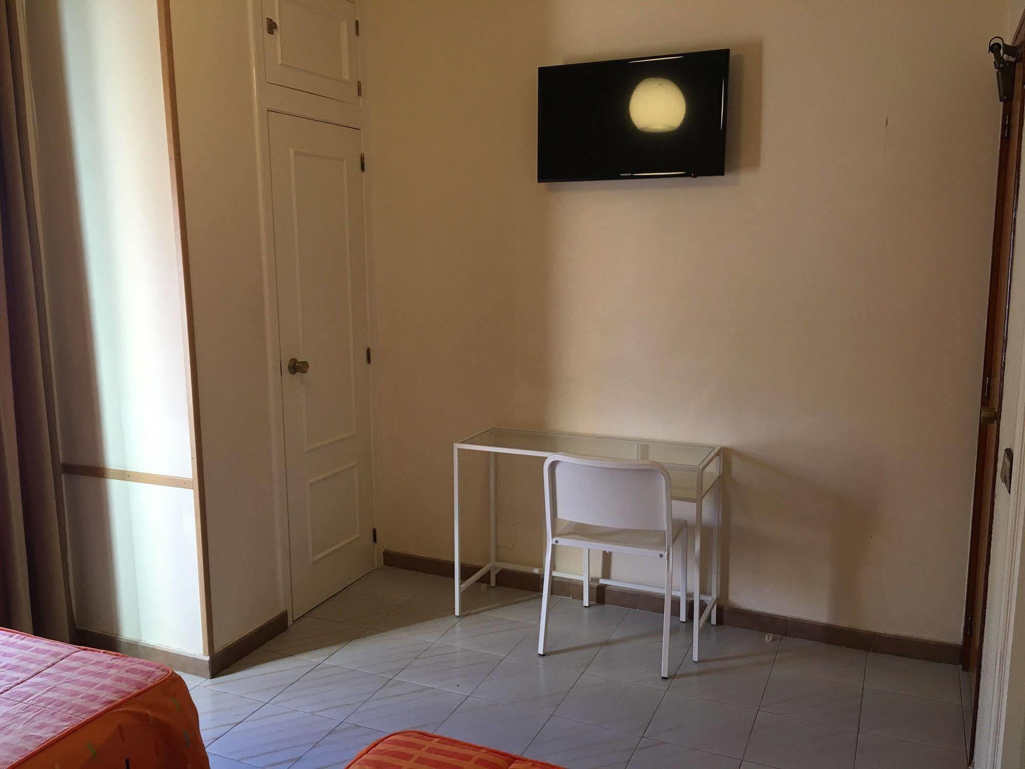 Hostal Cervantes Valdemoro Exterior photo