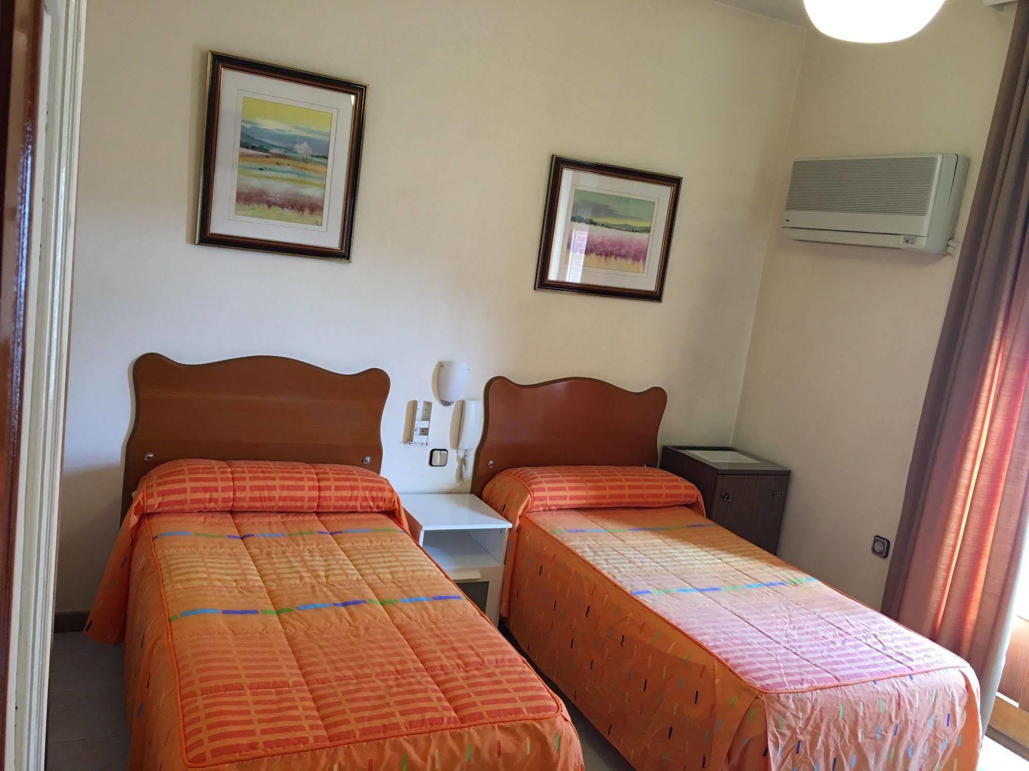 Hostal Cervantes Valdemoro Exterior photo