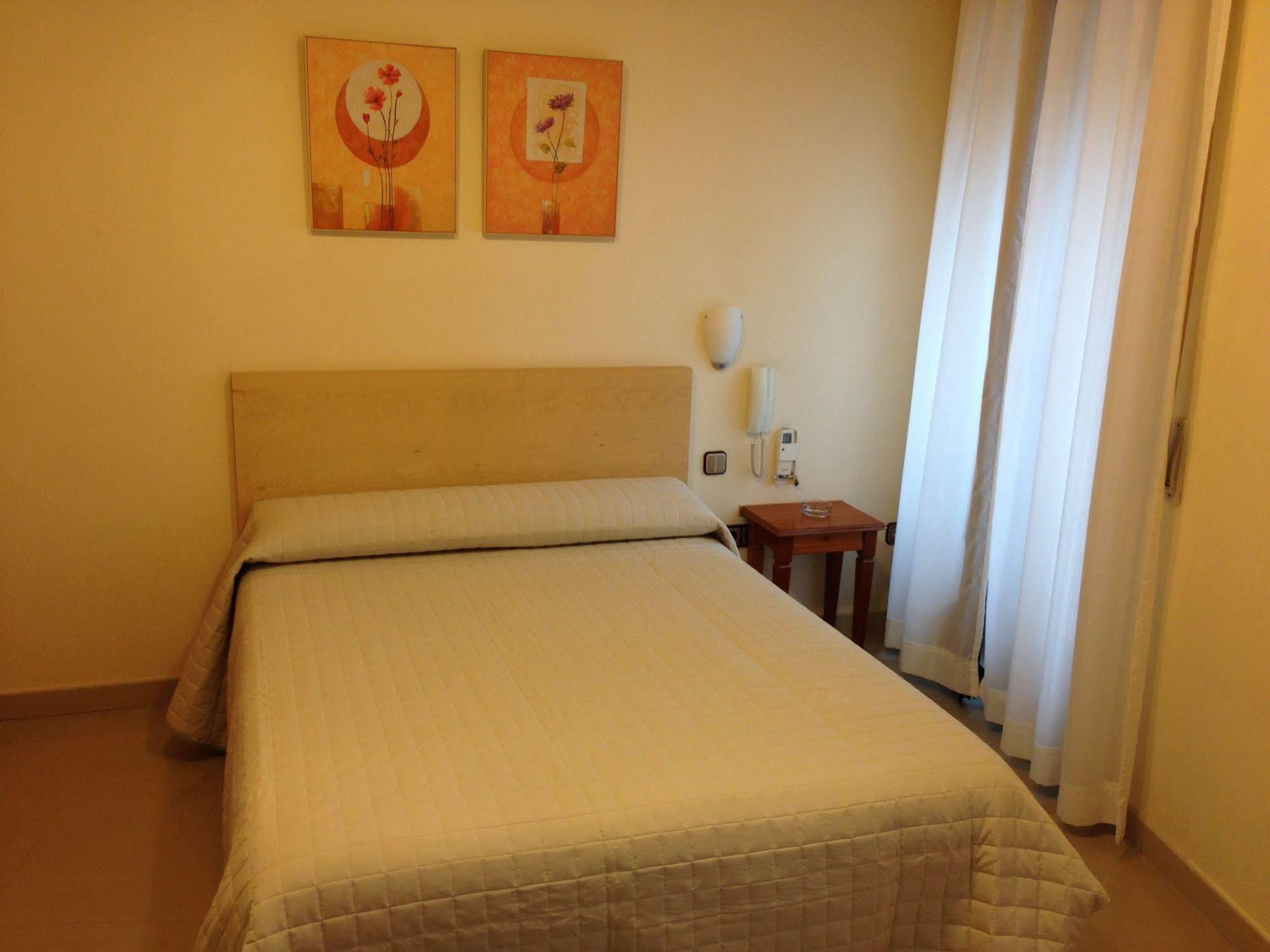 Hostal Cervantes Valdemoro Exterior photo