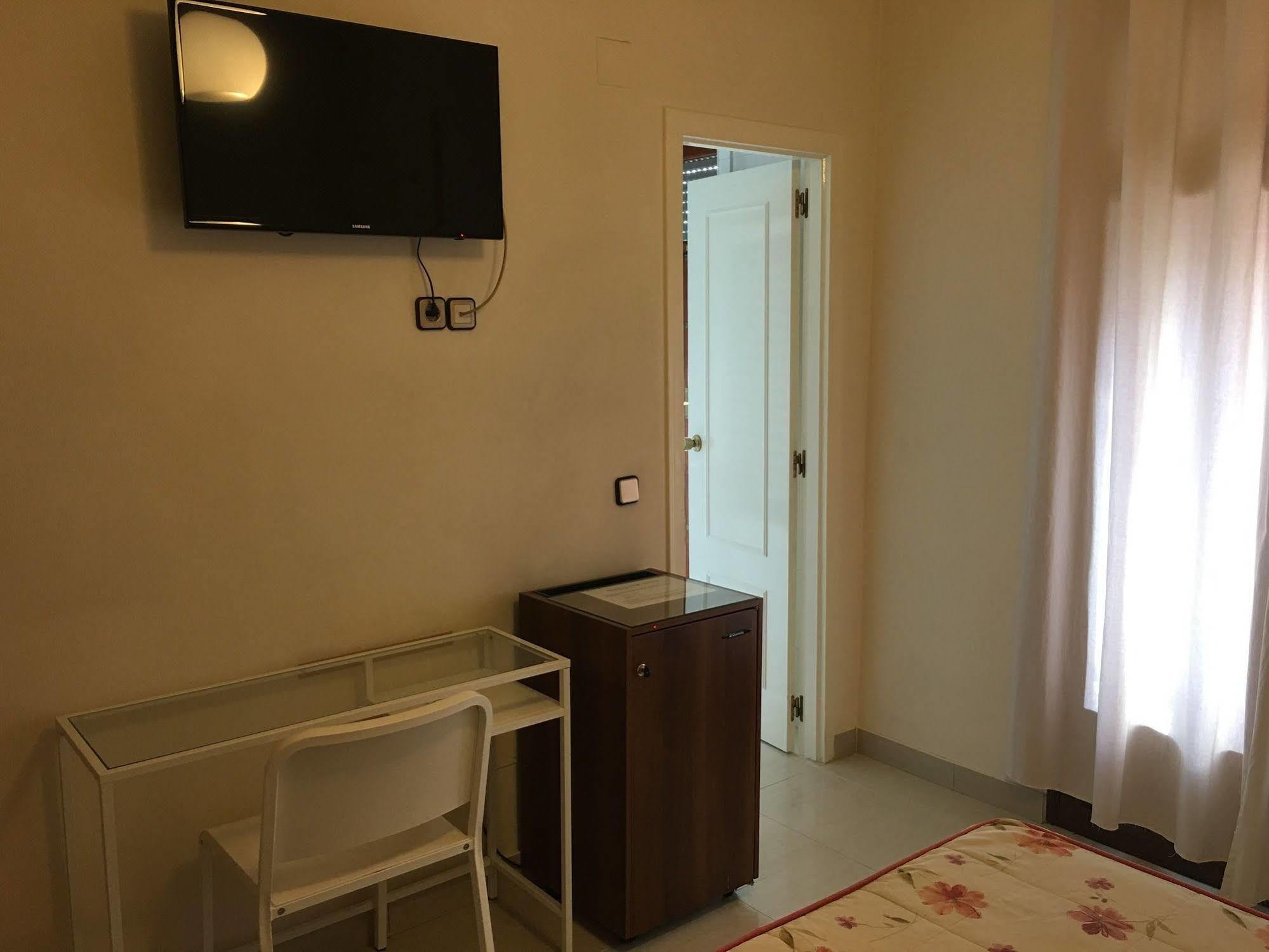 Hostal Cervantes Valdemoro Exterior photo