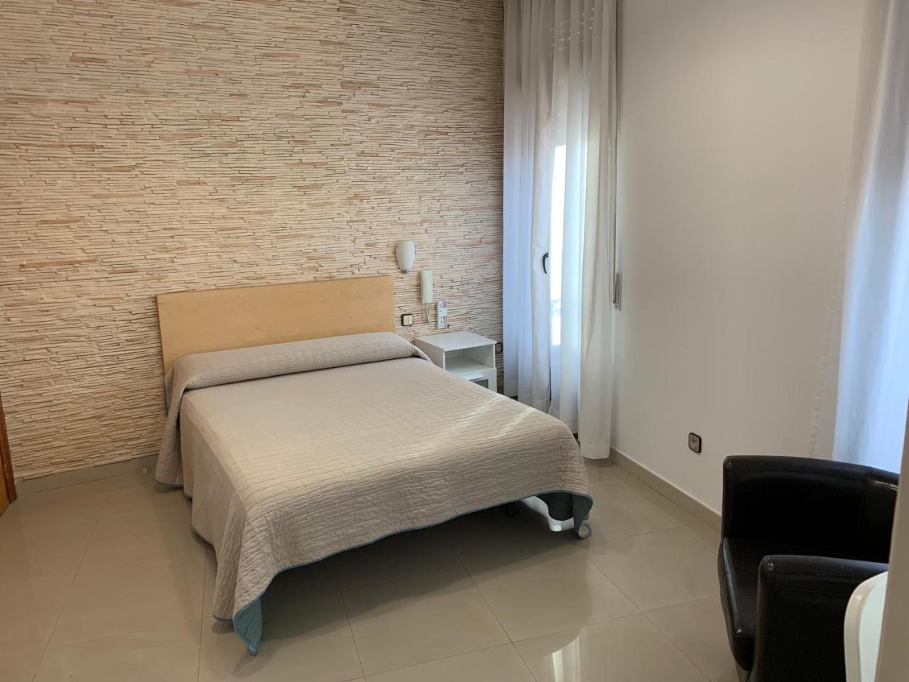 Hostal Cervantes Valdemoro Exterior photo
