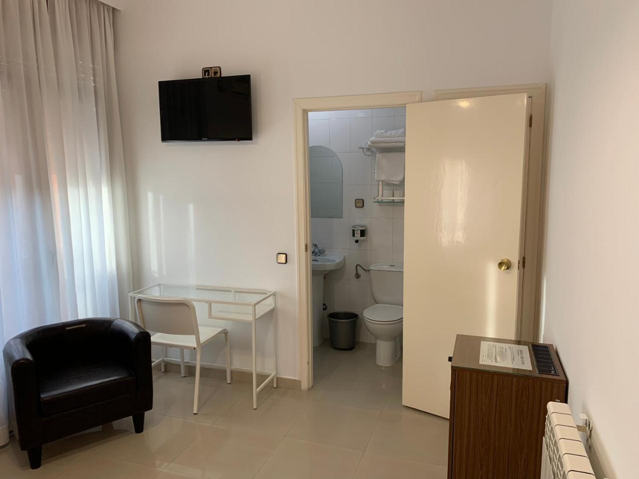 Hostal Cervantes Valdemoro Exterior photo